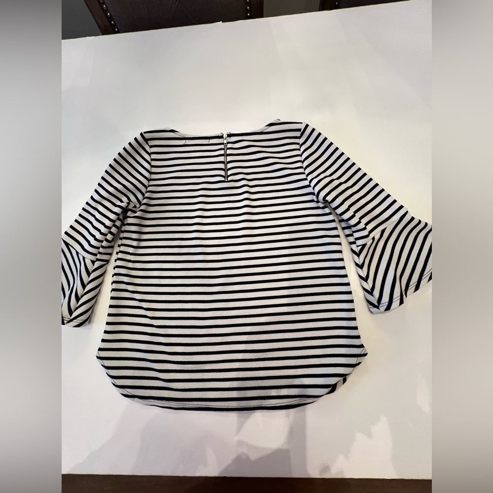 GREEN ENVELOPE BELL RUFFLED SLEEVE BLACK & WHITE STRIP TOP. SIZE. MEDIUM - Picture 5 of 6